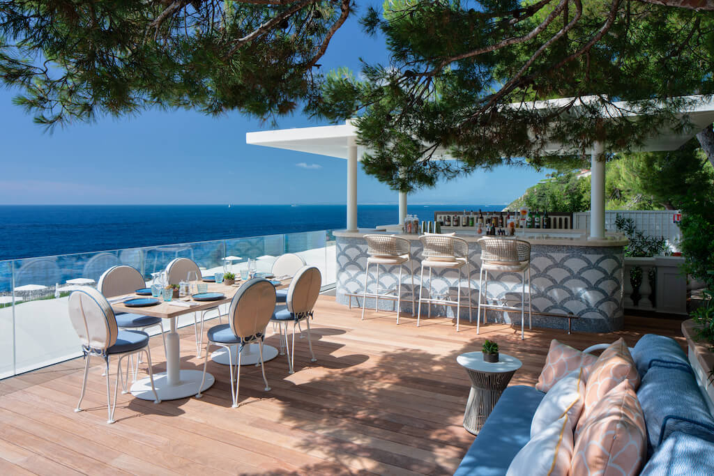 Club Dauphin dining area