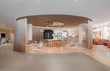 The lobby of the Barnaby's restaurant at Mercure and ibis London Earls Court Hotel