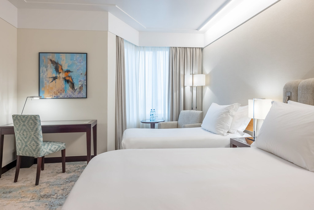 Crowne Plaza Porto standard queen high floor
